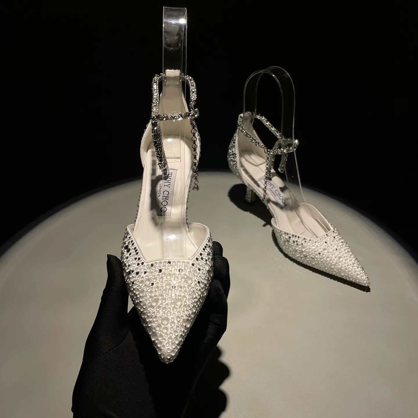 👟👟Ex-factory price 720👟👟 Jimmy Choo/Jimmy Choo classic diamond chain pointed toe crystal high-heeled sandals. Excellent crystal shoes. So beautiful that you can't take your eyes away. The shape of the shoes is very delicate and not too narrow and long. The internal space is sufficient to allow the toes to relax enough. The rhinestones outline a charming arc on the instep. It is simply beautiful. It has a 360-degree surrounding fairy atmosphere. Gorgeous without being exaggerated! ! The fabric is made of imported silk, with imported sheepskin lining. Customized A-grade Italian genuine leather sole. Heel height: 6.5 or 8.5. Size: 35-40 (41, 42, 43 customized, non-refundable)